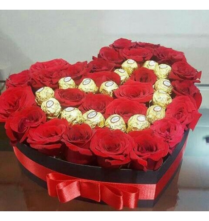 24 Rosas en Caja Corazn y 12 Bombones Ferrero Rocher 